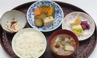 Regele fir Gewiicht ze verléieren op der japanescher Ernährung